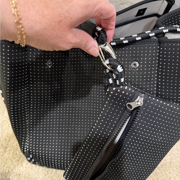 Black strap bag w/ attached zipper bag - Picture 4 of 6